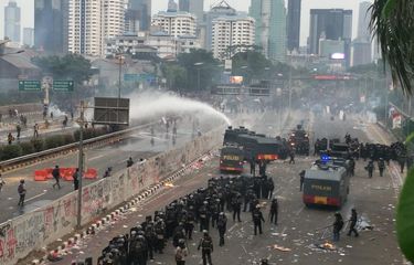 Kronologi ricuh demo DPR di depan gerbang utama gedung parlemen, Jakarta.