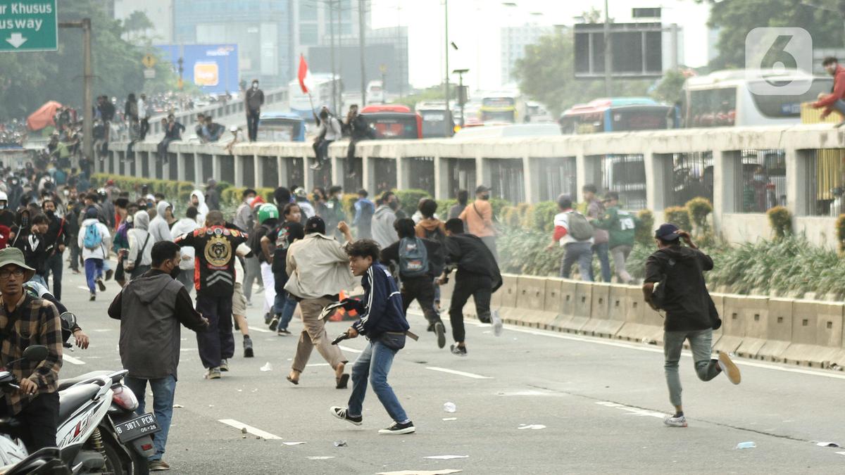 Ricuh Demo DPR: Kronologi Lengkap, Latar Belakang, Tuntutan Massa, dan Analisis Dampaknya (Terbaru)