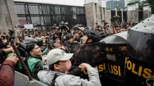 Petugas keamanan berjaga setelah kericuhan demo di kompleks DPR Senayan